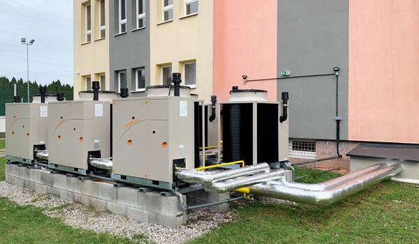 Vytápění sestavou plynových tepelných čerpadel a kondenzačních kotlů na ZS Drienov